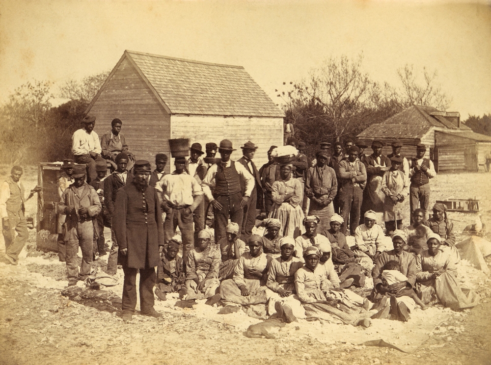 A,Union,Soldier,Stands,With,African,Americans,On,The,Plantation